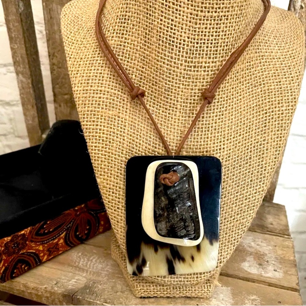 Modern Triple Shell Adjustable Leather Cord NEW!